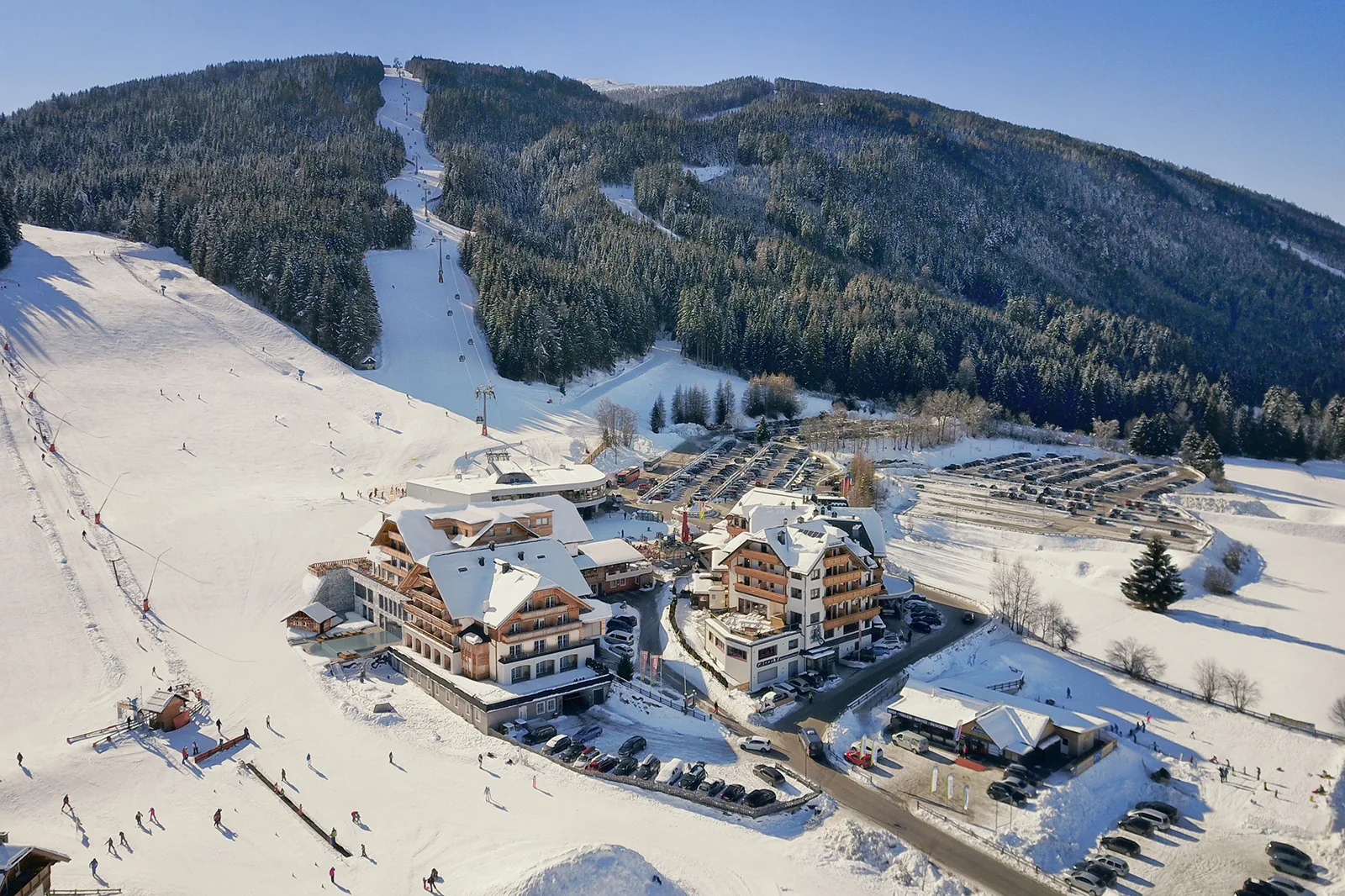 Ein Chalet-Dorf an der Piste. Im Winter, bevor gebaut ist.