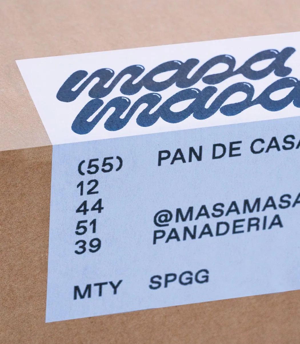 Blaues Etikett mit geschwungenem Schriftzug Masa Masa auf Papier