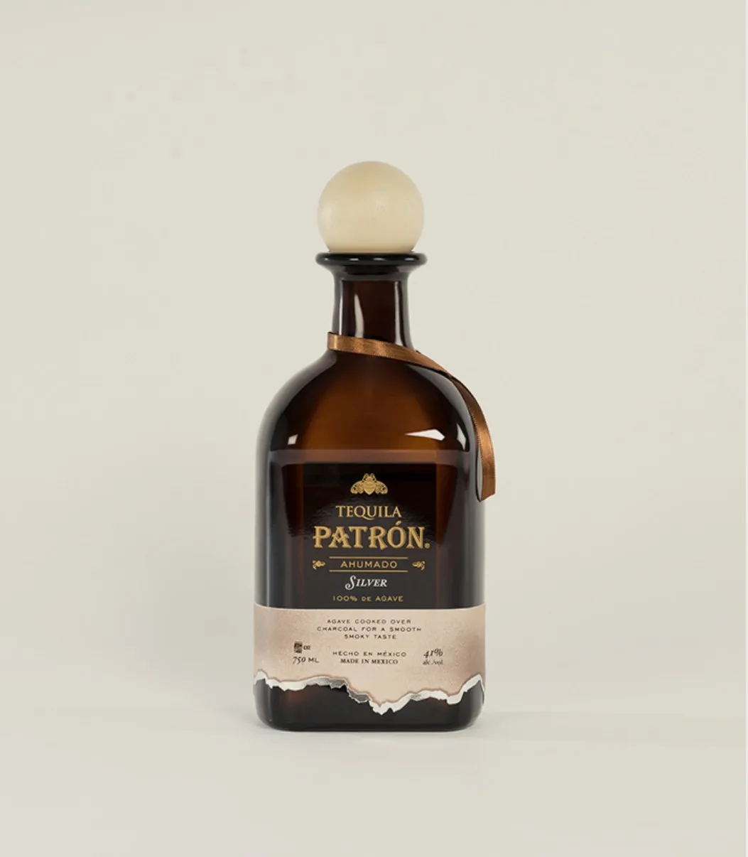 Tequila-Flasche mit Holzkorken vor hellem Hintergrund