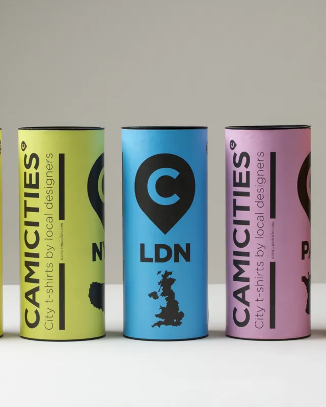 Farbige Dosen mit Städtekürzeln BCN, LDN und TOR